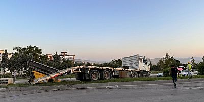 -KAHRAMANMARAŞ'TA FRENİ PATLAYAN TIR İLE OTOMOBİL ÇARPIŞTI: 2 YARALI