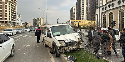 KAHRAMANMARAŞ’TA HAFİF TİCARİ ARAÇ AYDINLATMA DİREĞİNE ÇARPTI: 1 YARALI