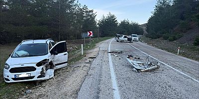 KAHRAMANMARAŞ’TA HAFİF TİCARİ ARAÇ İLE OTOMOBİL KAFA KAFAYA ÇARPIŞTI: 1 YARALI