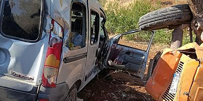 KAHRAMANMARAŞ’TA HAFİF TİCARİ ARAÇ İLE TRAKTÖR ÇARPIŞTI: 2 YARALI
