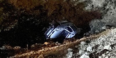 KAHRAMANMARAŞ’TA HAFİF TİCARİ ARAÇ TAKLA ATTI: 2 YARALI