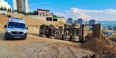 KAHRAMANMARAŞ’TA HAFRİYAT YÜKLÜ KAMYON DEVRİLDİ