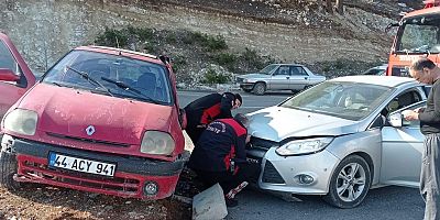 KAHRAMANMARAŞ’TA İKİ OTOMOBİL ÇARPIŞTI: 2 YARALI