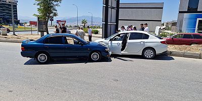 -KAHRAMANMARAŞ’TA İKİ OTOMOBİL ÇARPIŞTI: BİRİ ÇOCUK 3 YARALI