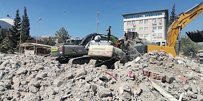 Enkaz altında kalan iş makinesinin operatörü son anda kurtuldu