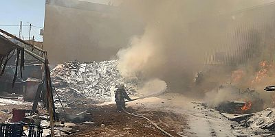 Kahramanmaraş’ta ahşap palet üretim tersine çıkan yangın kısa süreli paniğe neden oldu.