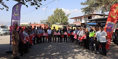 -KAHRAMANMARAŞ’TA JANDARMA RÖMORKLARA REFLEKTÖRLERİ KENDİ ELLERİYLE TAKTI
