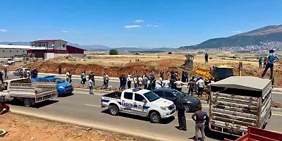 KAHRAMANMARAŞ’TA KAÇAK YAPI TEPKİSİ: BATI KÖYLERİ YOLU ULAŞIMA KAPATILDI