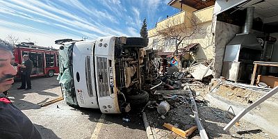 Kahramanmaraş’ta kum yüklü kamyon ile halk otobüsünün çarpışması sonucu 6 kişi yaralandı.