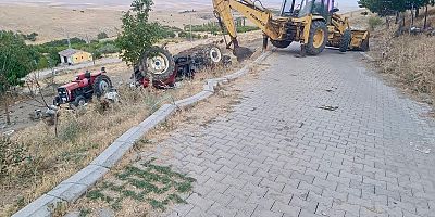 Kahramanmaraş’ın Elbistan ilçesinde kendi kullandığı traktörün altında kalan 13 yaşındaki çocuk hayatını kaybetti.