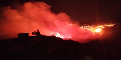 Kahramanmaraş’ta örtülü arazide çıkan yangın kısa süreli paniğe neden oldu.