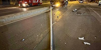 Kahramanmaraş’ta seyir halindeyken kaza yapan sürücü lüks otomobilini bırakıp kaçtı.