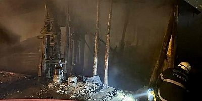 KAHRAMANMARAŞ’TA METRUK BİNA YANARAK KÜL OLDU
