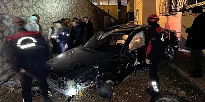 KAHRAMANMARAŞ’TA OTOMOBİL APARTMAN BOŞLUĞUNA DÜŞTÜ: 3 YARALI