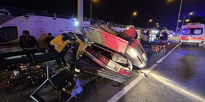 KAHRAMANMARAŞ’TA OTOMOBİL AYDINLA DİREĞİNE ÇARPTI: 3 YARALI