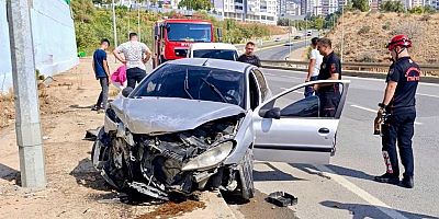 Kahramanmaraş’ta sürücüsü kontrolünü kaybettiği otomobil ile aydınlatma direğine çarpması sonucu 2 kişi yaralandı.