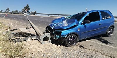 KAHRAMANMARAŞ’TA OTOMOBİL AYDINLATMA DİREĞİNE ÇARPTI