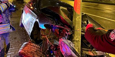 KAHRAMANMARAŞ’TA OTOMOBİL AYDINLATMA DİREĞİNE OK GİBİ SAPLANDI