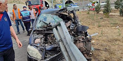-KAHRAMANMARAŞ’TA OTOMOBİL BARİYERE OK GİBİ SAPLANDI: 4 YARALI