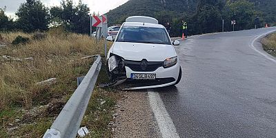 KAHRAMANMARAŞ’TA OTOMOBİL ÇELİK BARİYERE ÇARPTI: 2 YARAL