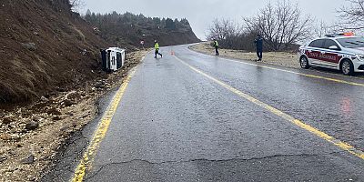 KAHRAMANMARAŞ’TA OTOMOBİL DEVRİLDİ: 3 KİŞİ YARALANDI