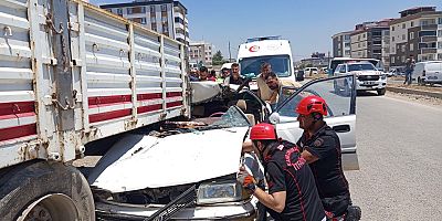 KAHRAMANMARAŞ’TA OTOMOBİL DORSEYE OK GİBİ SAPLANDI