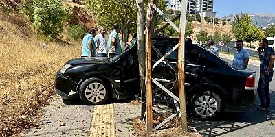Kahramanmaraş’ta sürücü kontrolünü kaybettiği otomobiliyle elektrik direğine çarpması sonucu yaralandı.