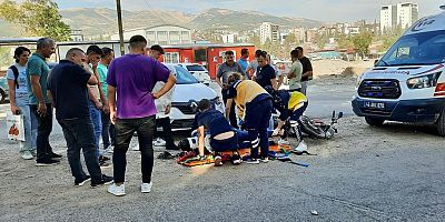 Kahramanmaraş’ta otomobille çarpışan motosiklet sürücüsü yaralandı.