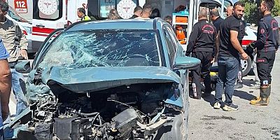 Kahramanmaraş’ın Göksun ilçesinde otomobil ile tırın çarpışması sonucu yaşanan kazada 2 kişi yaralandı.