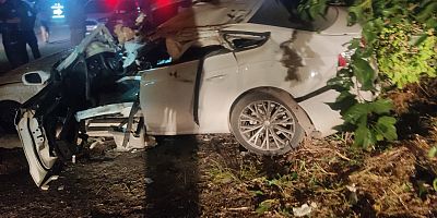 KAHRAMANMARAŞ’TA OTOMOBİL ÖNCE BARİYERLERE SONRA TIR DORSESİNE ÇARPTI: 1 YARALI