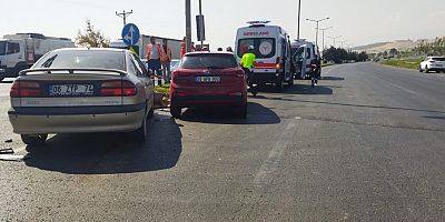 KAHRAMANMARAŞ’TA OTOMOBİL ORTA REFÜJE ÇARPTI