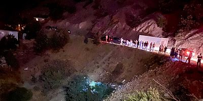  KAHRAMANMARAŞ'TA   OTOMOBİL ŞARAMPOLE YUVARLANDI