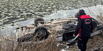 KAHRAMANMARAŞ’TA OTOMOBİL SU BİRİKİNTİSİNE DÜŞTÜ: