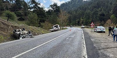 Kahramanmaraş’ta sürücüsünün kontrolünü kaybettiği otomobilin takla atması sonucu 2’si çocuk 3 kişi yaralandı.
