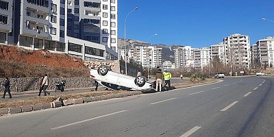 KAHRAMANMARAŞ’TA OTOMOBİL TERS DÖNDÜ