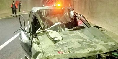 Kahramanmaraş’ın Göksun ilçesinde sürücüsü kontrolünü kaybettiği otomobiliyle tıra arkadan çarpması sonucu 1 kişi öldü