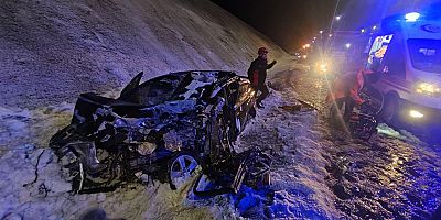 KAHRAMANMARAŞ’TA OTOMOBİL TIRA ARKADAN ÇARPTI: 2 YARALI