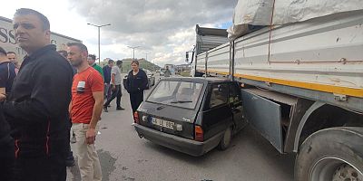 Kahramanmaraş’ta otomobilin tırın altına girmesi sonucu yaşanan trafik kazasında 1’i ağır olmak üzere 2 kişi yaralandı.