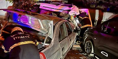 KAHRAMANMARAŞ’TA POLİSTEN KAÇAN OTOMOBİL PARK HALİNDEKİ ARAÇLARA ÇARPTI