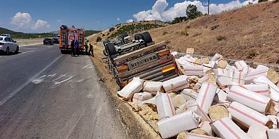 KAHRAMANMARAŞ’TA SAMAN YÜKLÜ TIR DEVRİLDİ: 1 YARALI