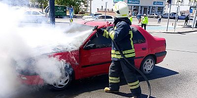 Kahramanmaraş’ta seyir halinde iken motoru alev alan otomobil