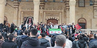 KAHRAMANMARAŞ'TA SURİYELİLER, 61 YILLIK BAAS REJİMİNİN DEVRİLİŞİNİ ŞÜKÜR NAMAZI İLE KUTLADI