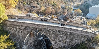 Kahramanmaraş’ın Onikişubat ilçesine bağlı Süleymanlı mahallesinde bulunan tarihi Kanlı Köprü