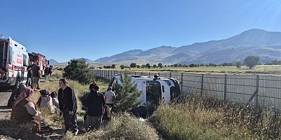 KAHRAMANMARAŞ’TA TARIM İŞÇİLERİNİ TAŞIYAN ARAÇ DEVRİLDİ: 19 YARALI