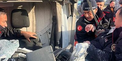 KAHRAMANMARAŞ’TA YAKIT TANKERİ İLE KAMYONET ÇARPIŞTI: 1’İ AĞIR 2 YARALI