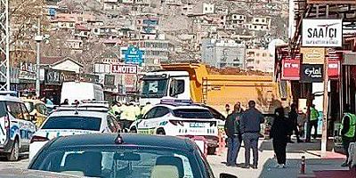 Kahramanmaraş’ta kamyonun altında kalan 77 yaşındaki yaya hayatını kaybetti.