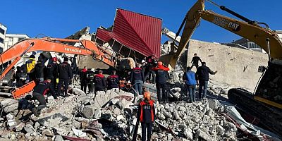 KAHRAMANMARAŞ’TA YIKIM SIRASINDA BİNA ÇÖKTÜ OPERATÖR ENKAZIN ALTINDA KALDI