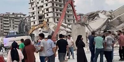 KAHRAMANMARAŞ'TA YIKIMINI YAPTIĞI BİNANIN ALTINDA KALAN OPERATÖR ÖLDÜ