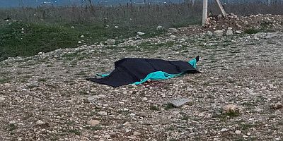 Kahramanmaraş’ta yol kenarında yürüyen bir kişi