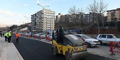 KAHRAMANMARAŞ’TA YOL KONFORU İÇİN ASFALT MESAİSİ HIZ KESMEDEN SÜRÜYOR